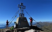 54 Alla croce di vetta del Tre Signori con escursionisti valtellinesi